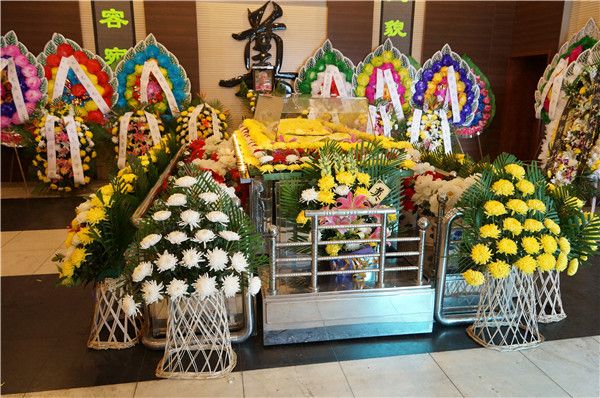 灵堂由谁来布置(都需要哪些物品) 灵堂由谁来布置(都需要哪些物品)